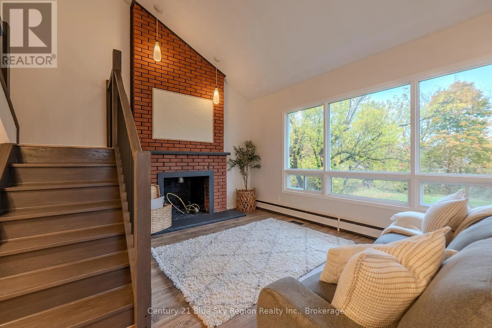 444 LANSDOWNE STREET E