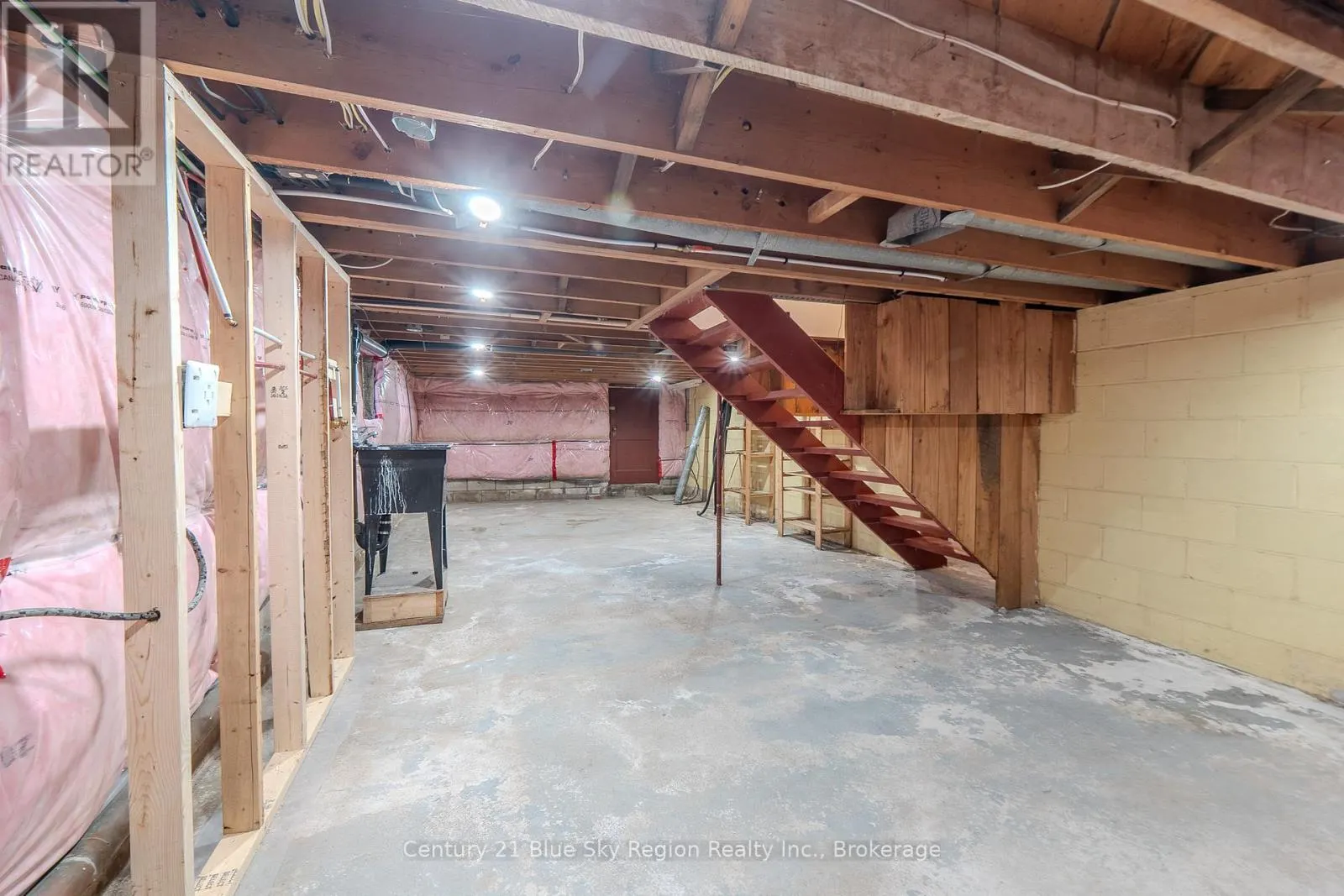 444 LANSDOWNE STREET E