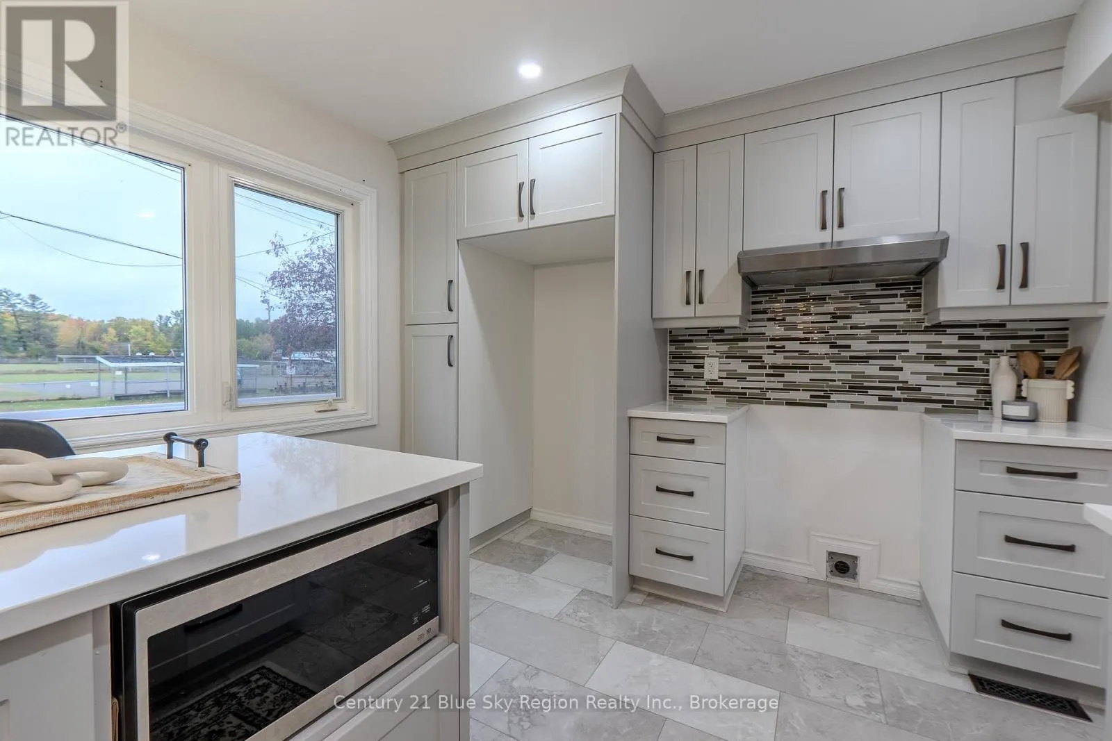 444 LANSDOWNE STREET E