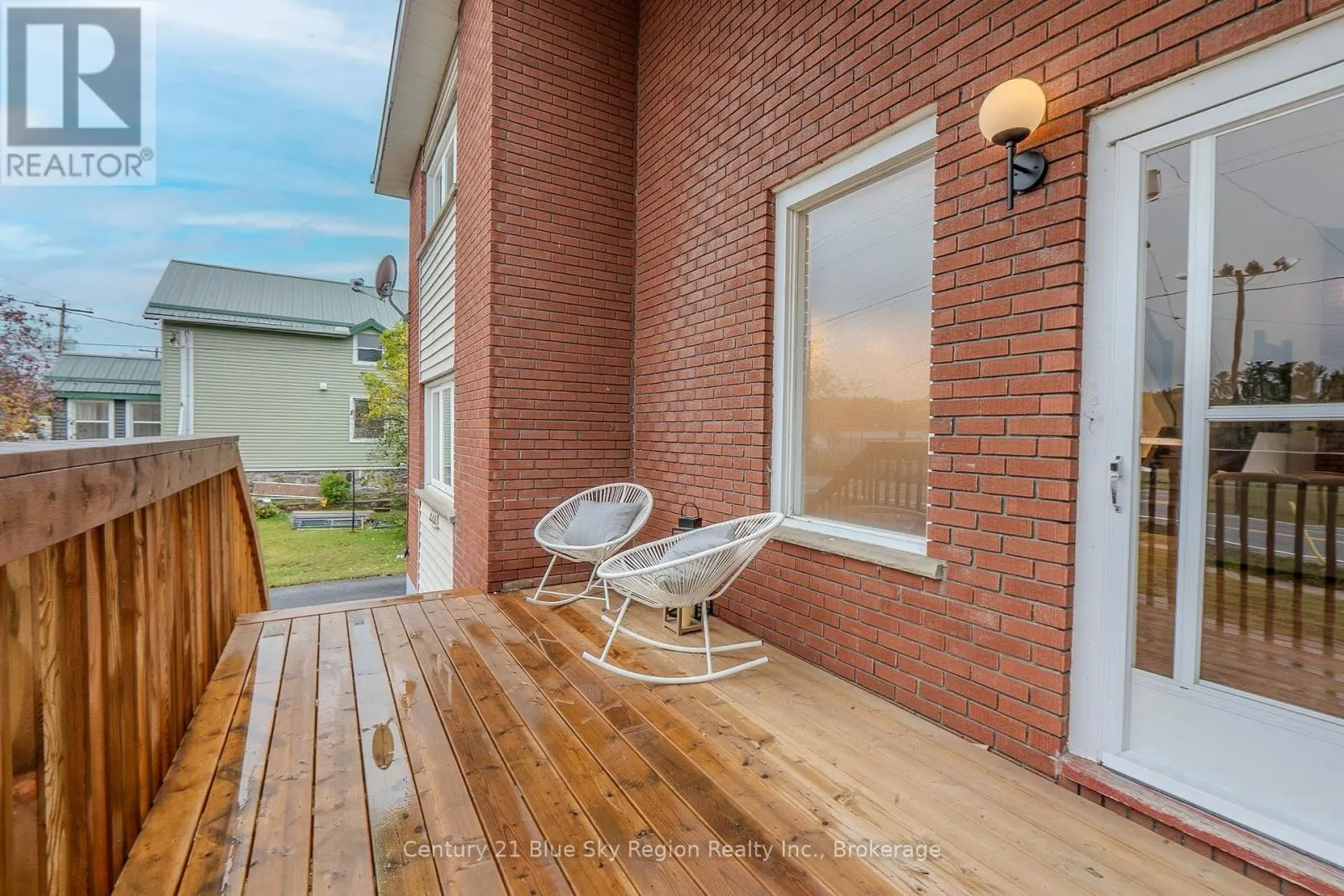 444 LANSDOWNE STREET E