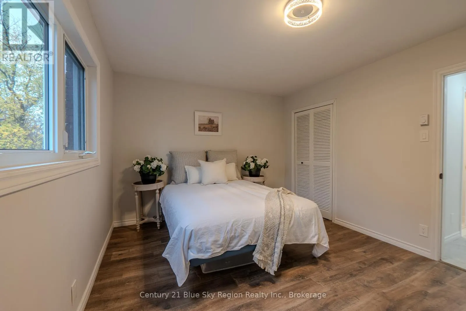 444 LANSDOWNE STREET E