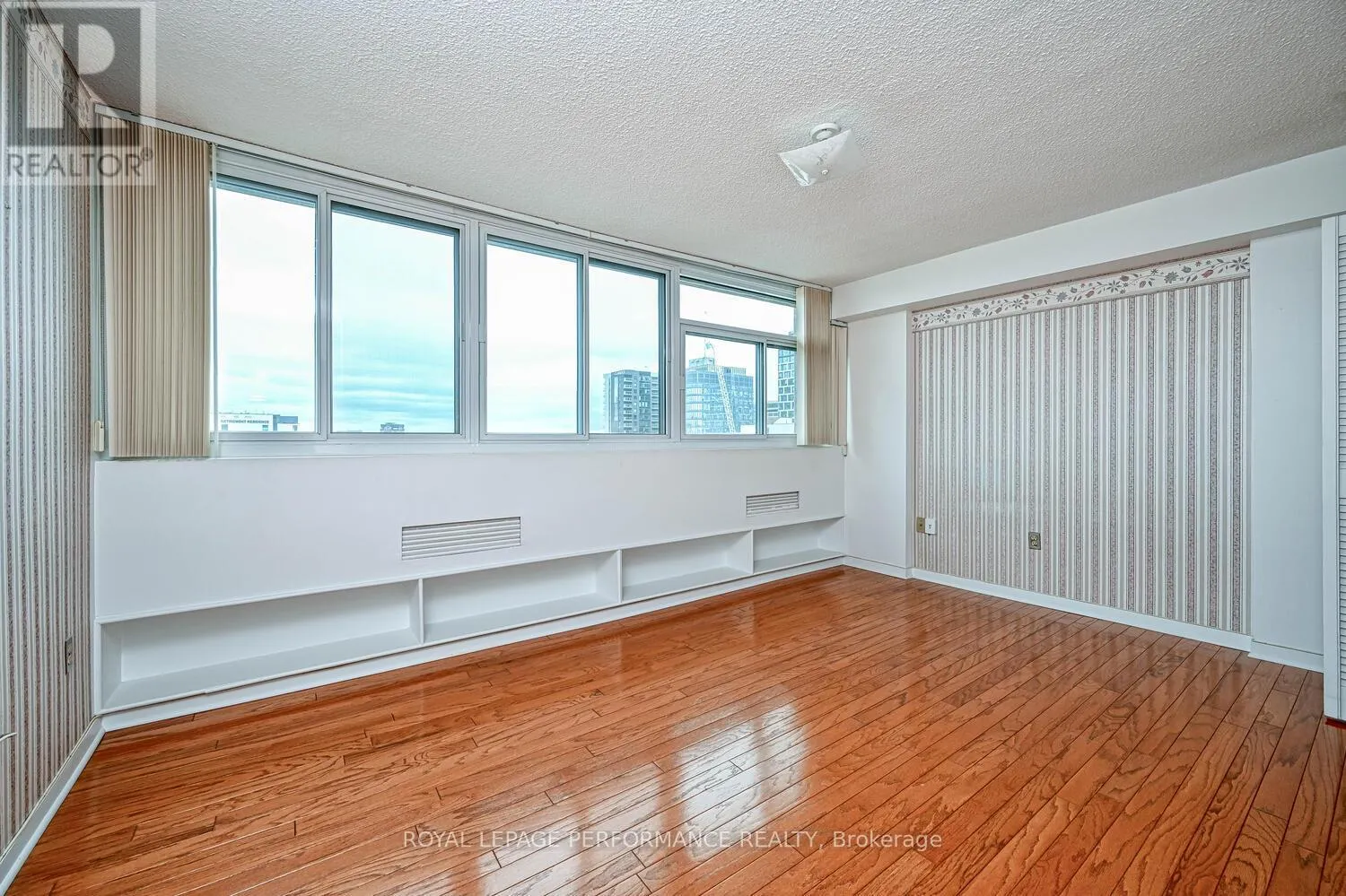 2103 - 500 LAURIER AVENUE W