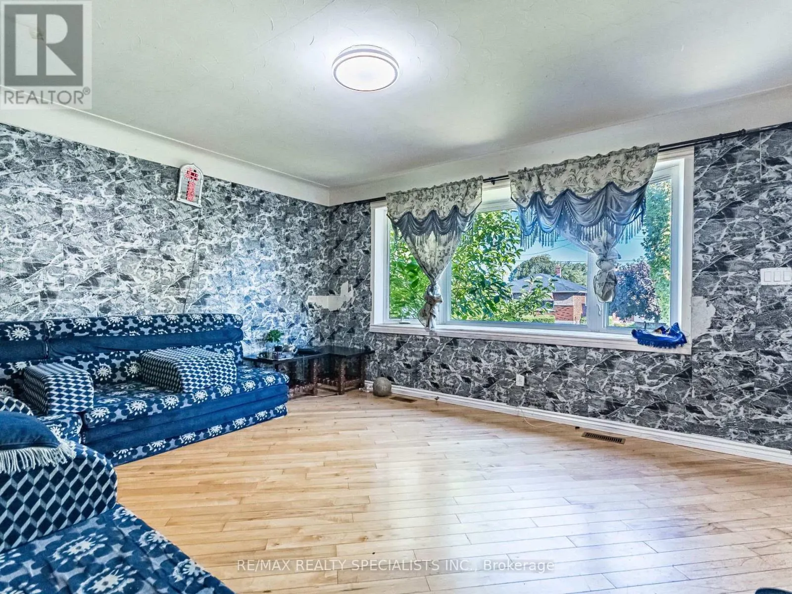 6 ENDFIELD AVENUE