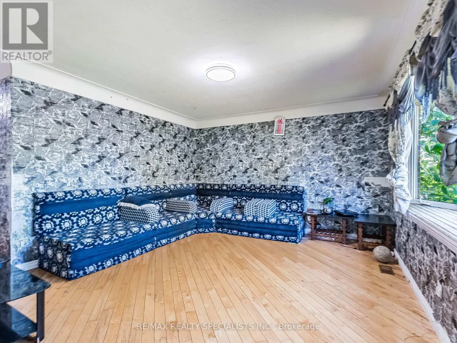 6 ENDFIELD AVENUE