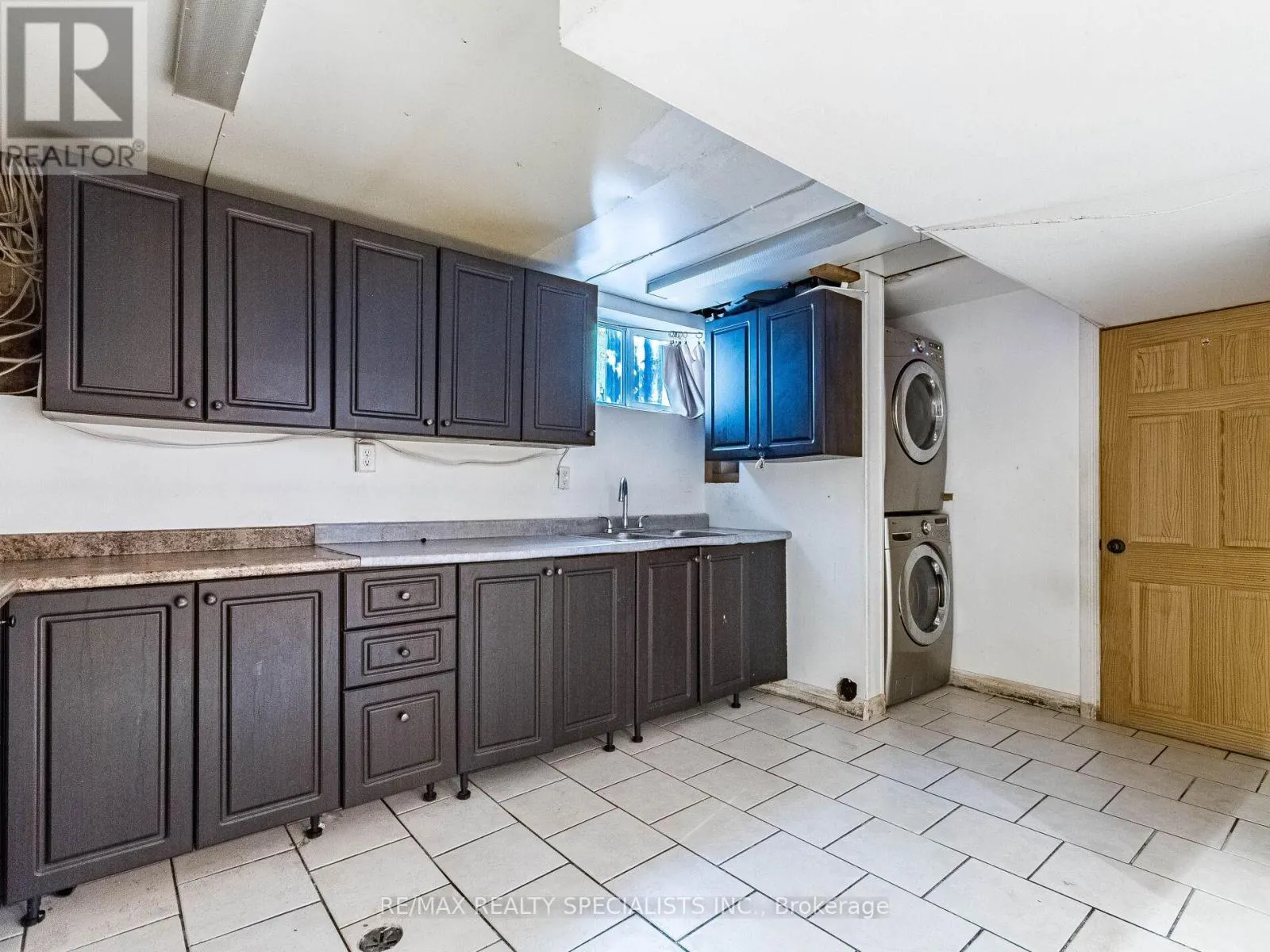 6 ENDFIELD AVENUE