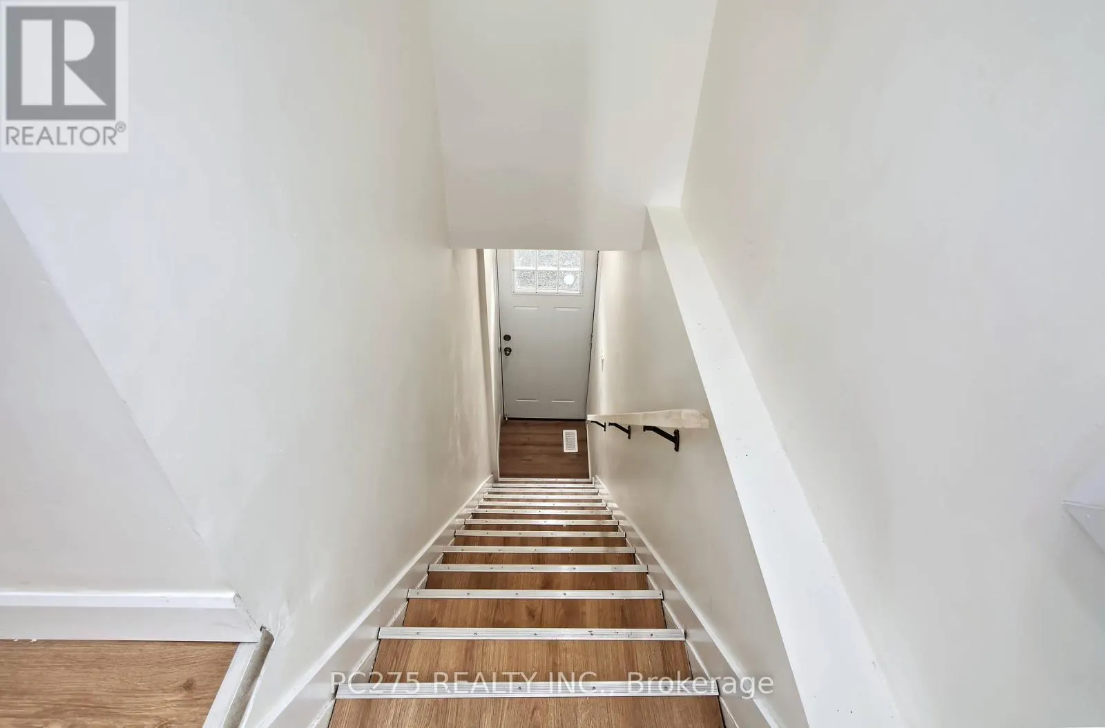 272 VIDAL STREET S
