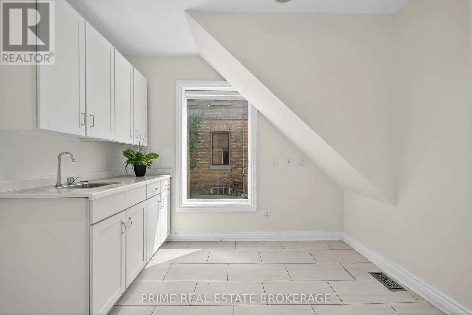 281 OXFORD STREET E