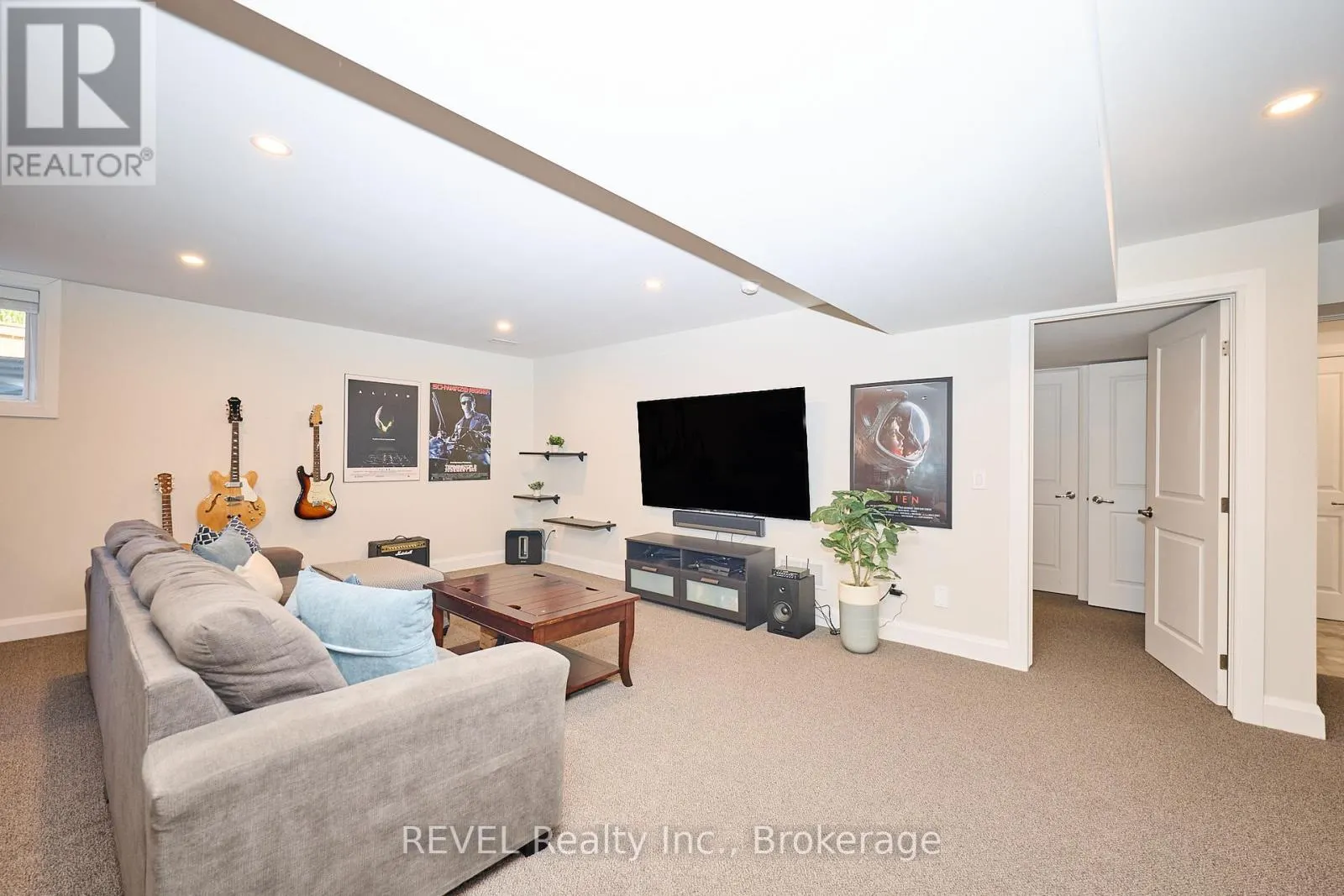 19 - 9245 SHOVELLER DRIVE, #19