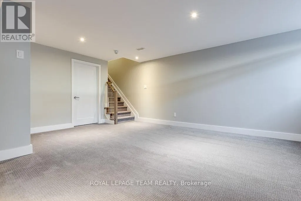 324 FERGUS CRESCENT