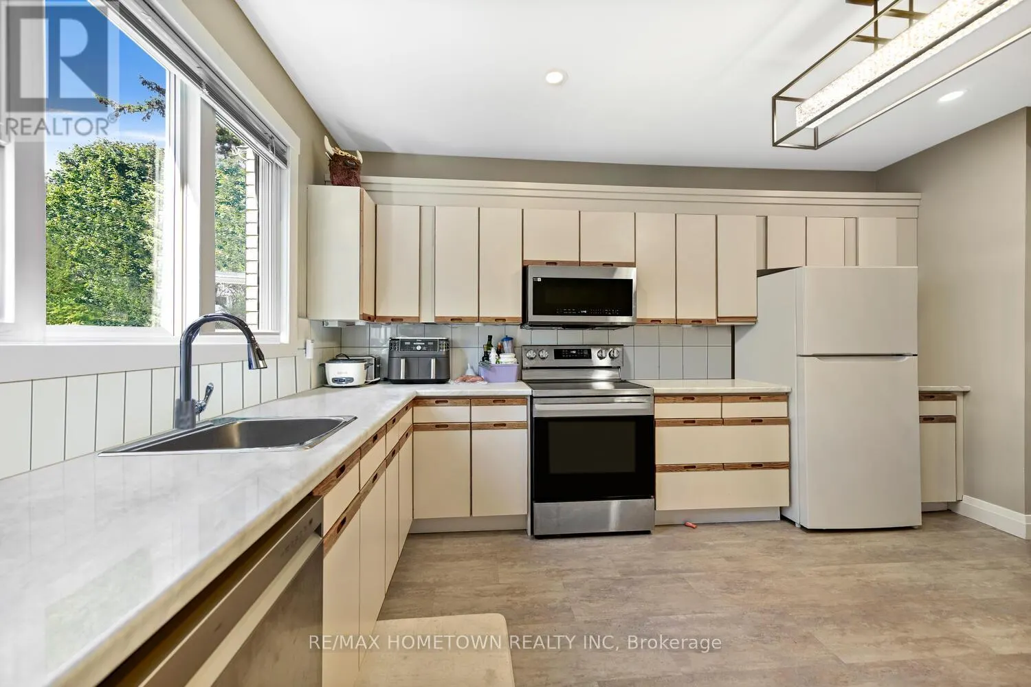 6 MAPLEWOOD CIRCLE