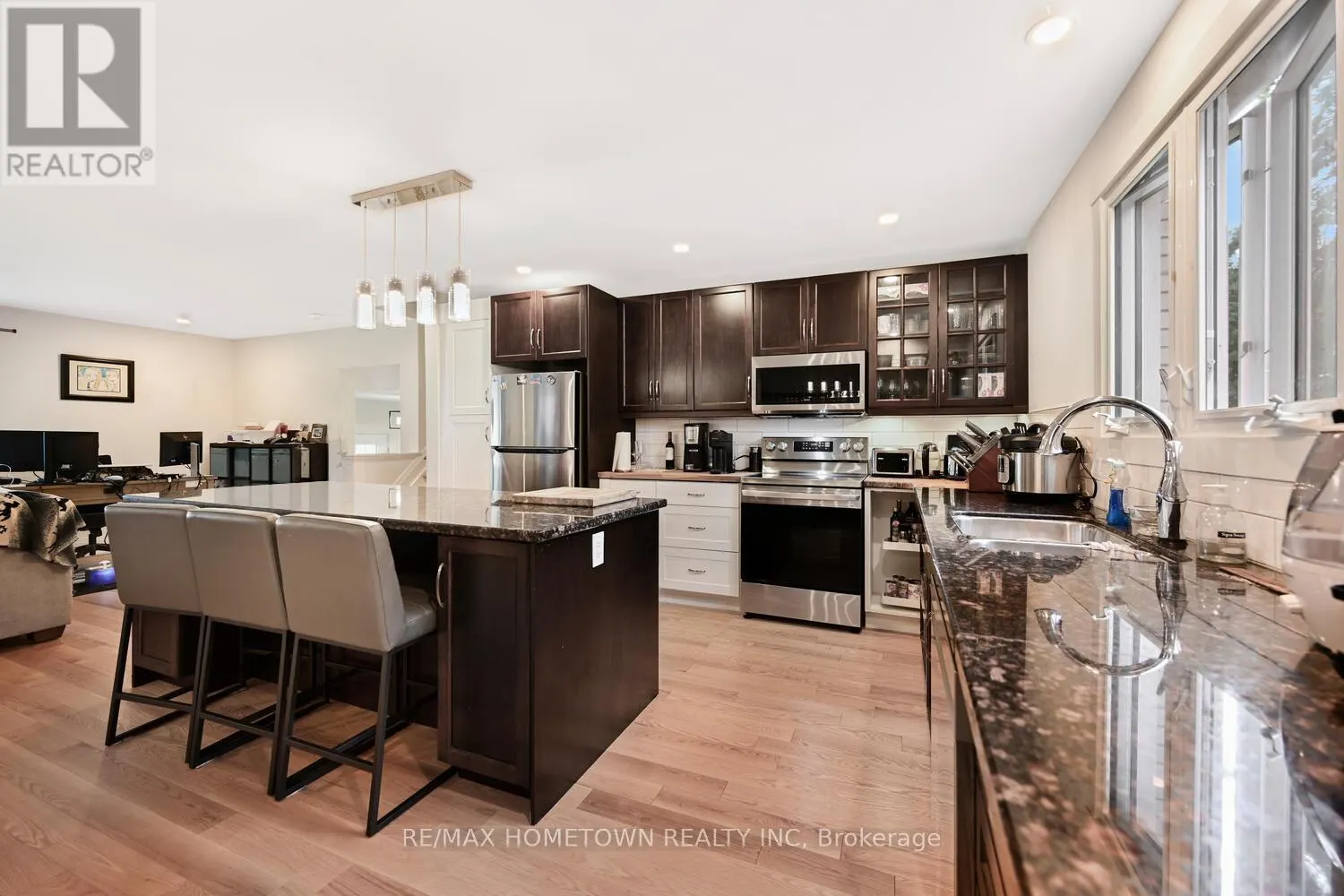 6 MAPLEWOOD CIRCLE