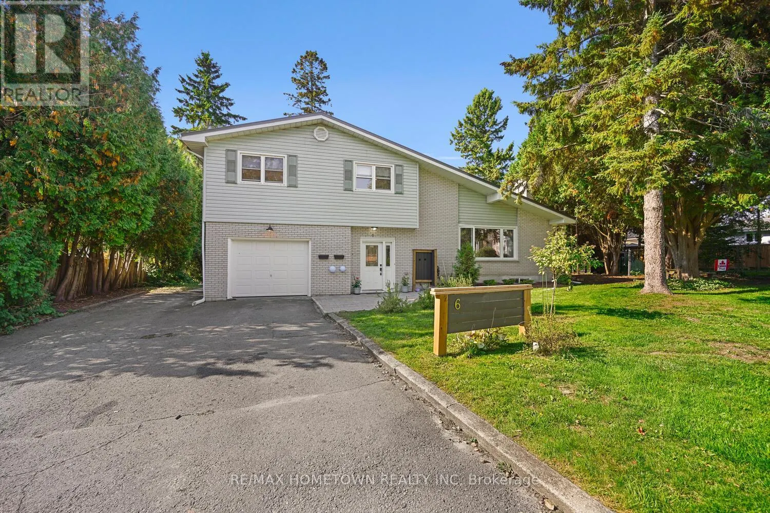 6 MAPLEWOOD CIRCLE