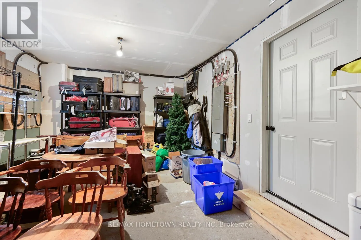 6 MAPLEWOOD CIRCLE