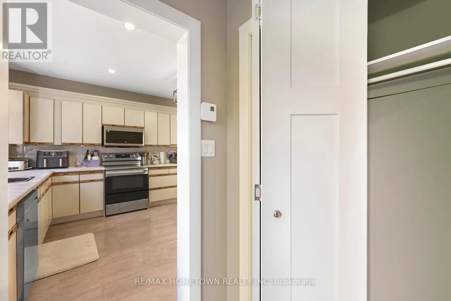 6 MAPLEWOOD CIRCLE