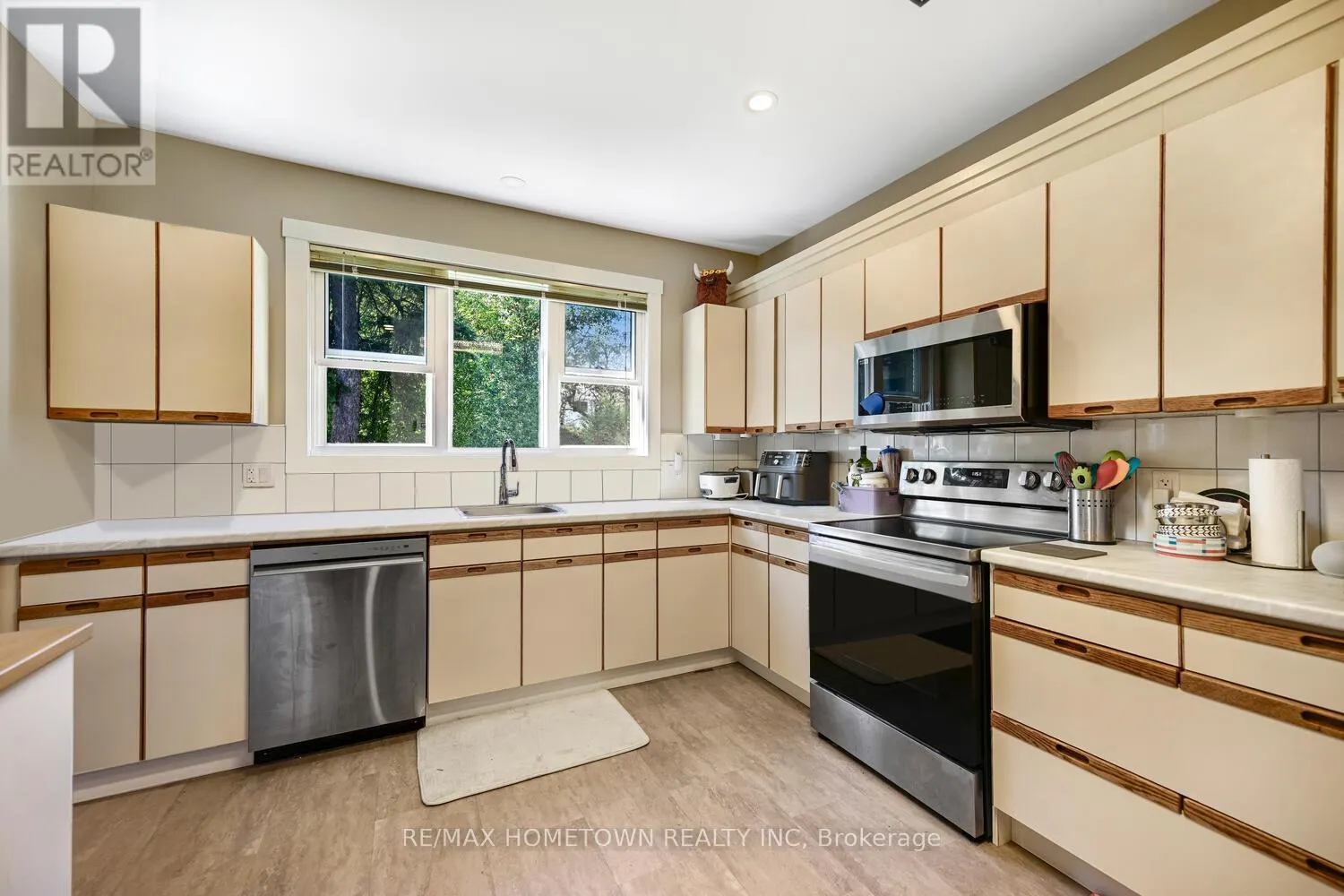 6 MAPLEWOOD CIRCLE