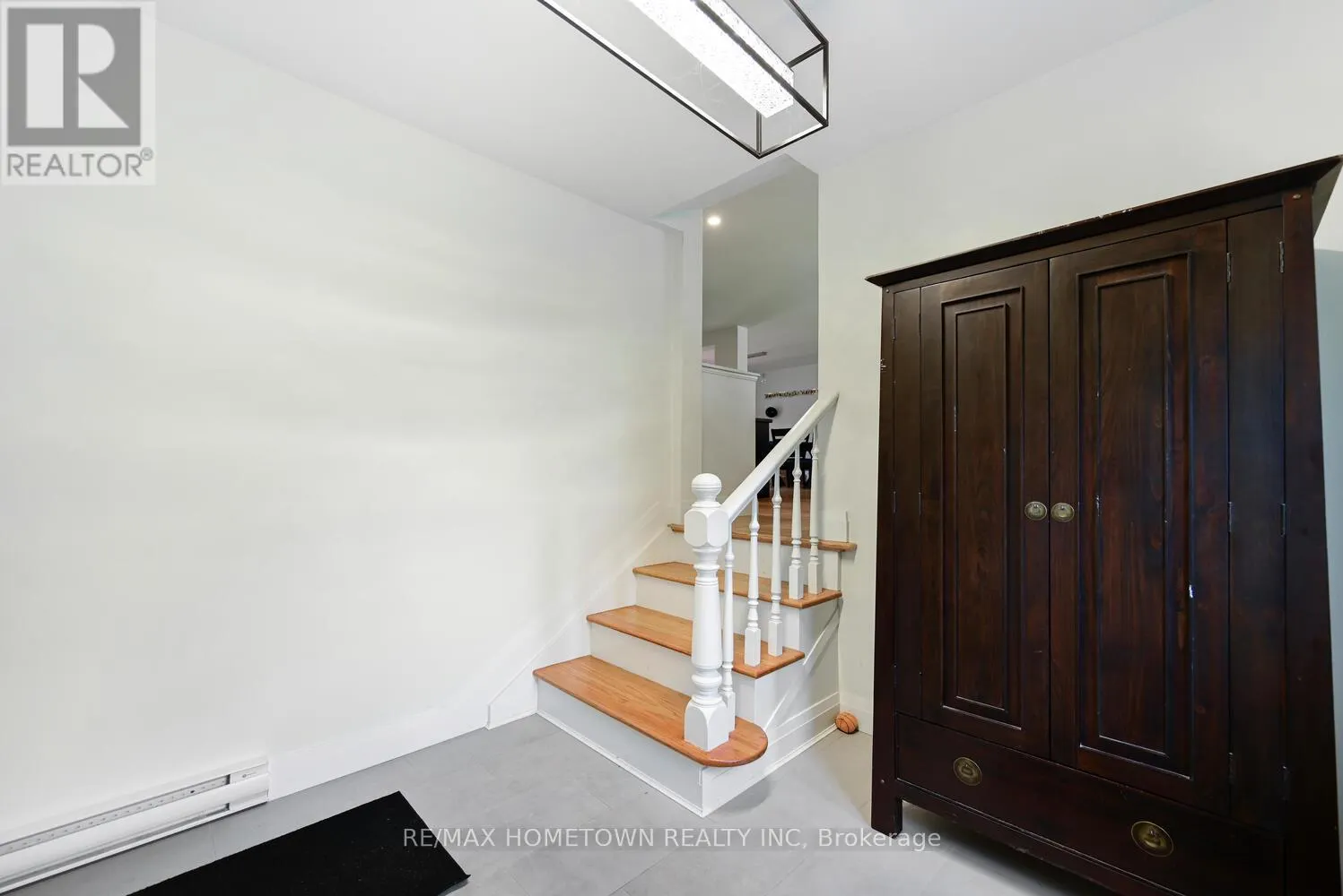6 MAPLEWOOD CIRCLE