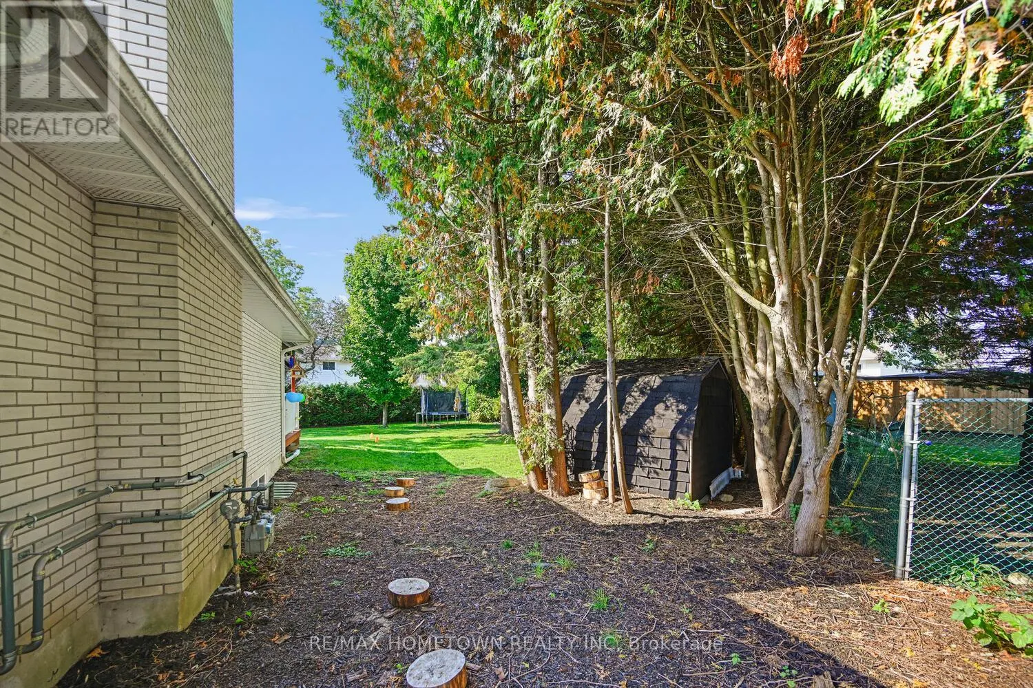 6 MAPLEWOOD CIRCLE