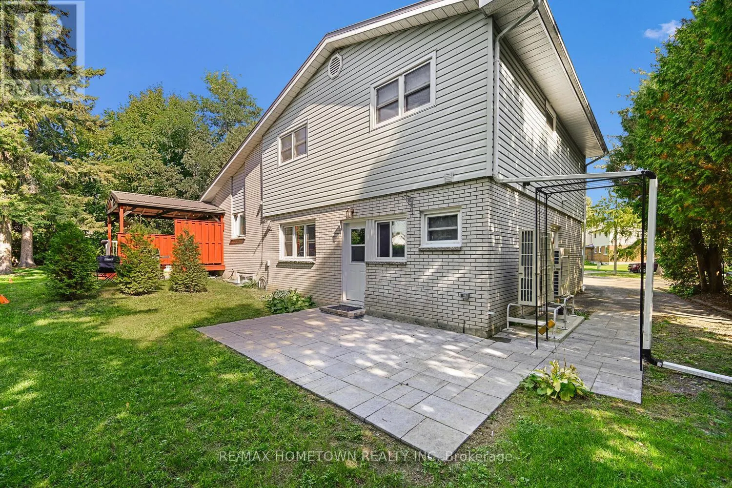 6 MAPLEWOOD CIRCLE