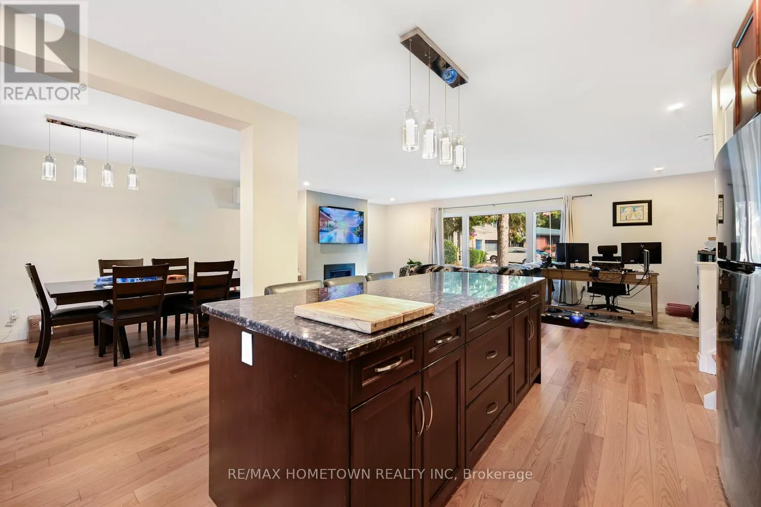 6 MAPLEWOOD CIRCLE