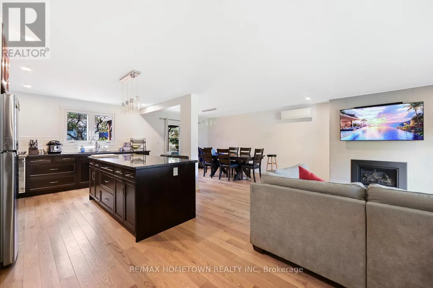 6 MAPLEWOOD CIRCLE