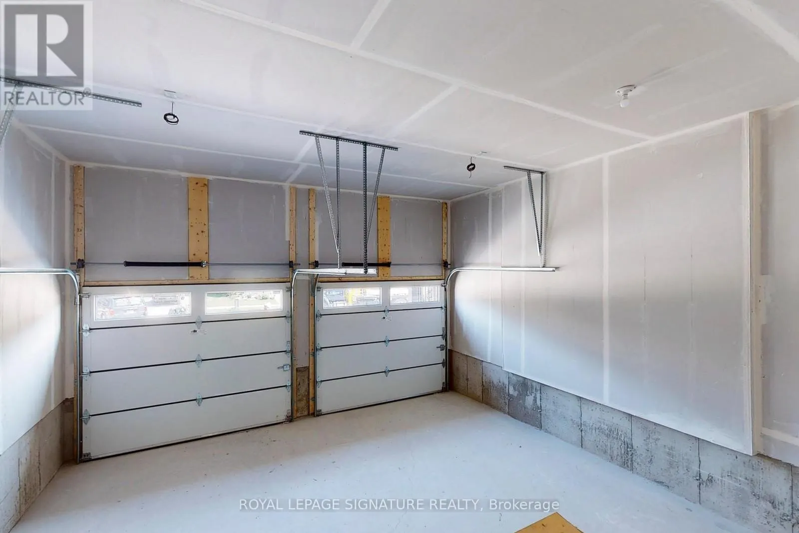 24 HOLLYBROOK TRAIL
