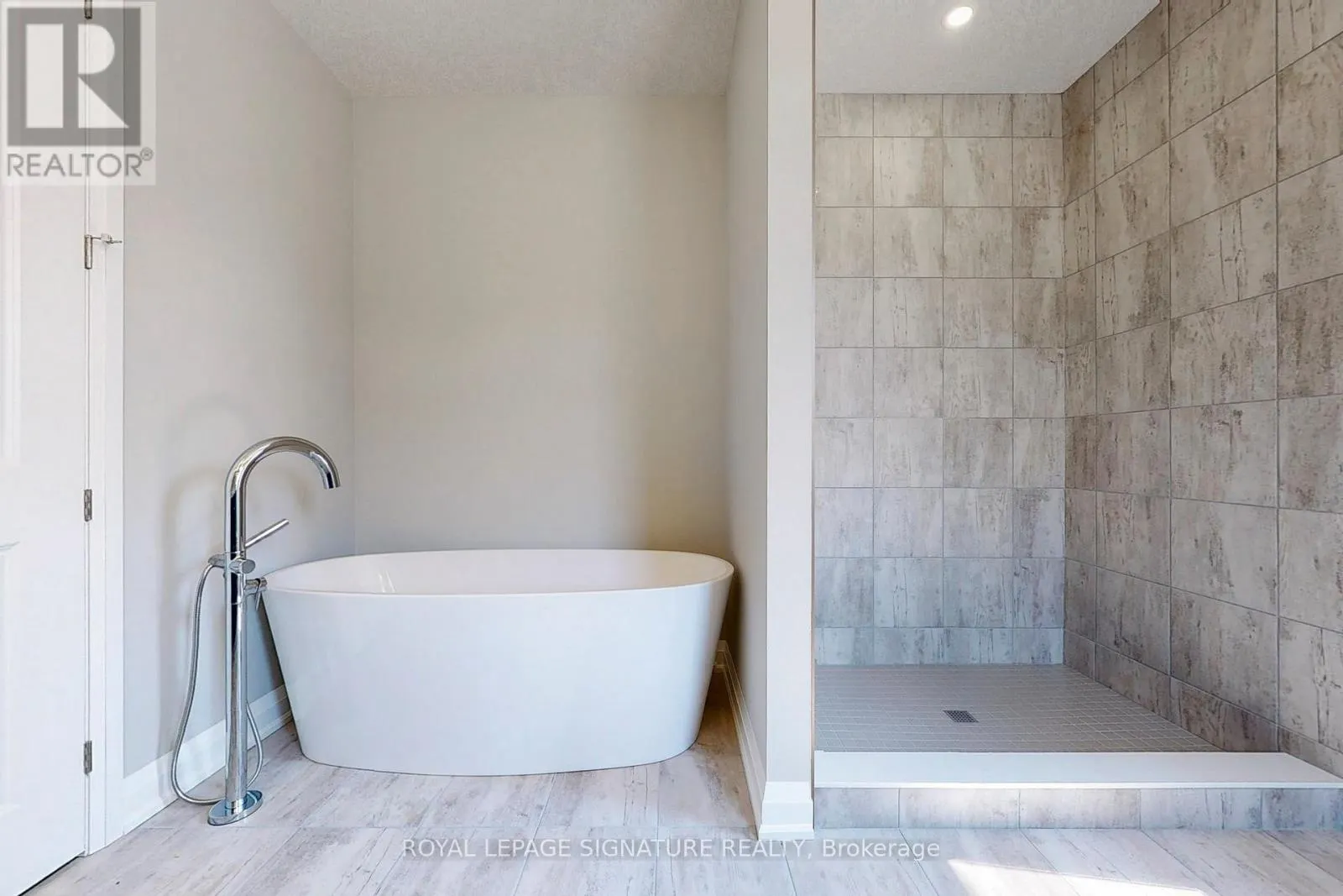 24 HOLLYBROOK TRAIL