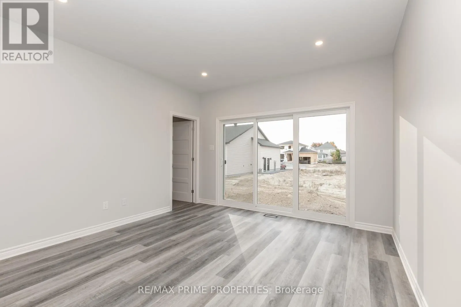 562 REGINA STREET