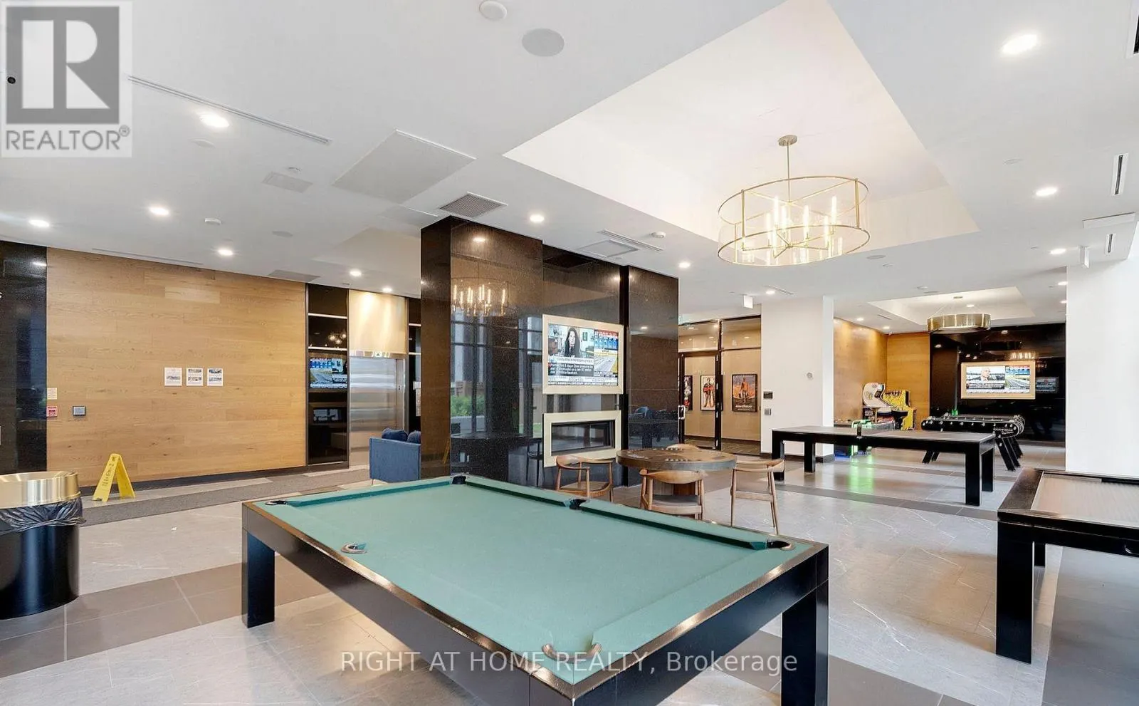 1030 - 145 COLUMBIA STREET W