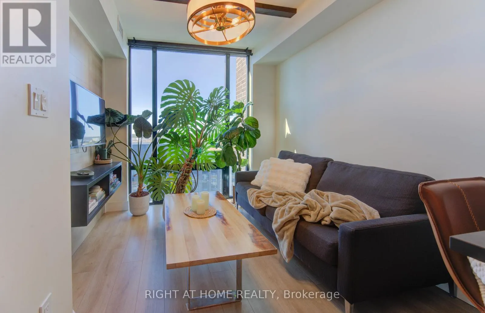 1030 - 145 COLUMBIA STREET W