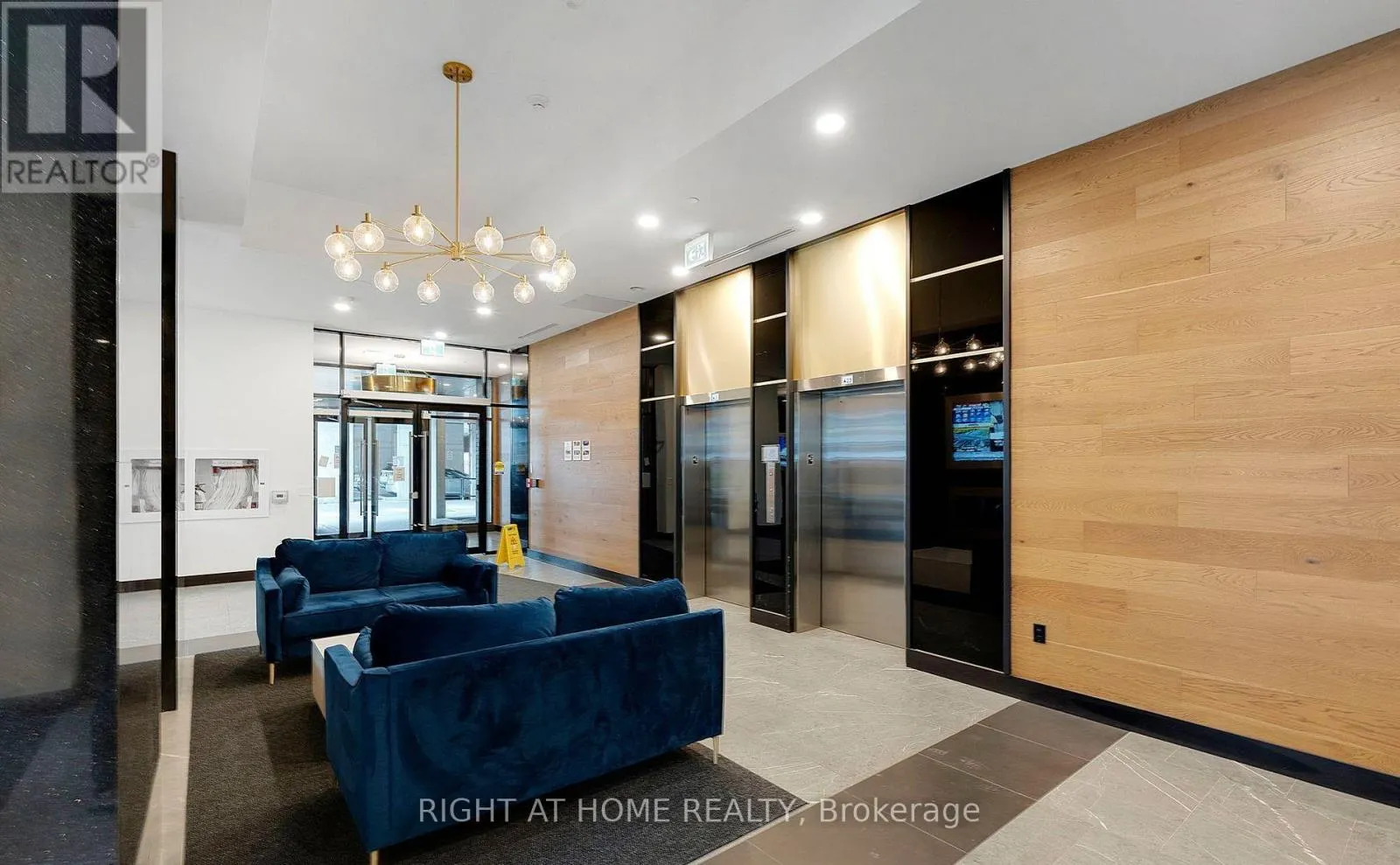 1030 - 145 COLUMBIA STREET W