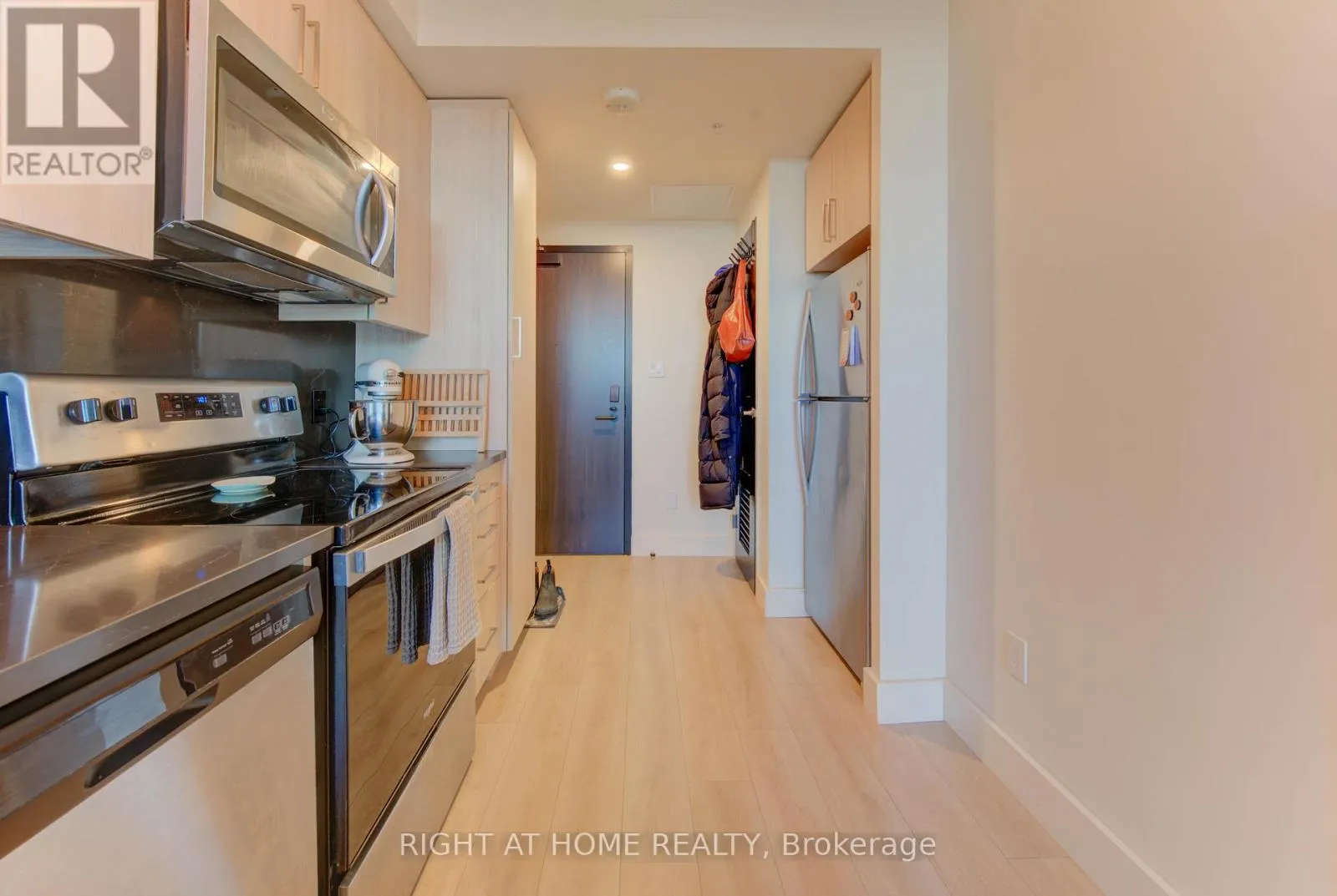 1030 - 145 COLUMBIA STREET W