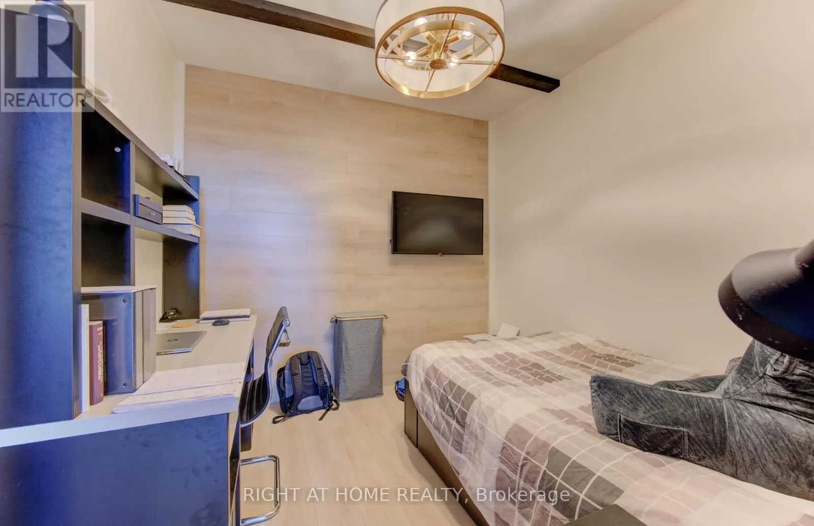 1030 - 145 COLUMBIA STREET W