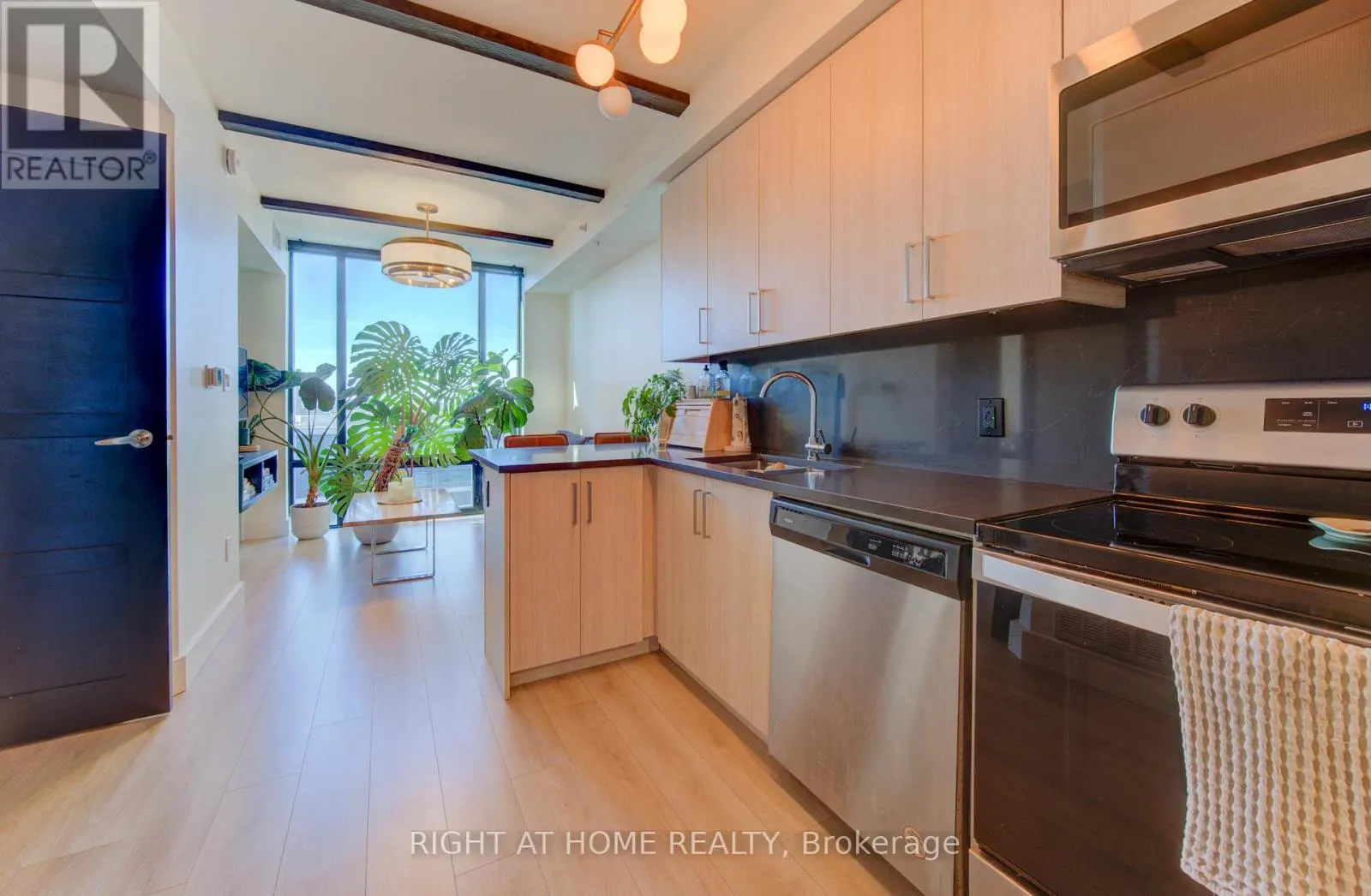 1030 - 145 COLUMBIA STREET W