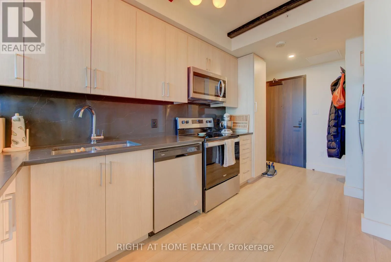1030 - 145 COLUMBIA STREET W