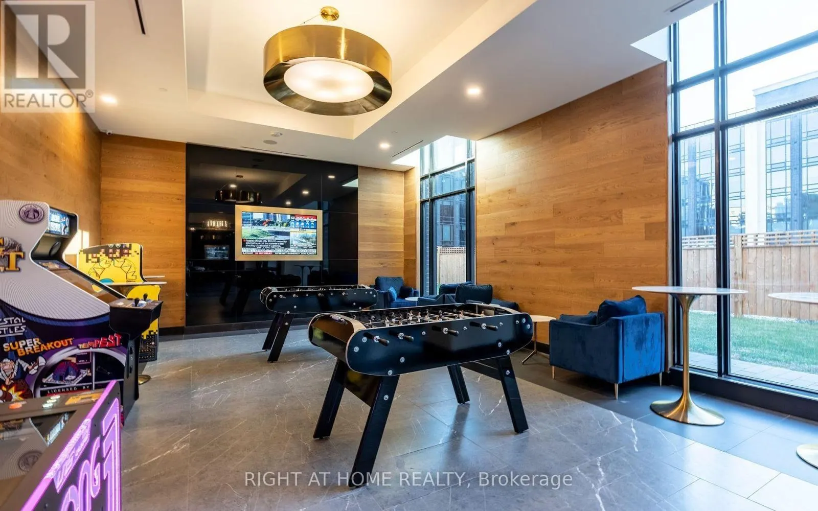 1030 - 145 COLUMBIA STREET W