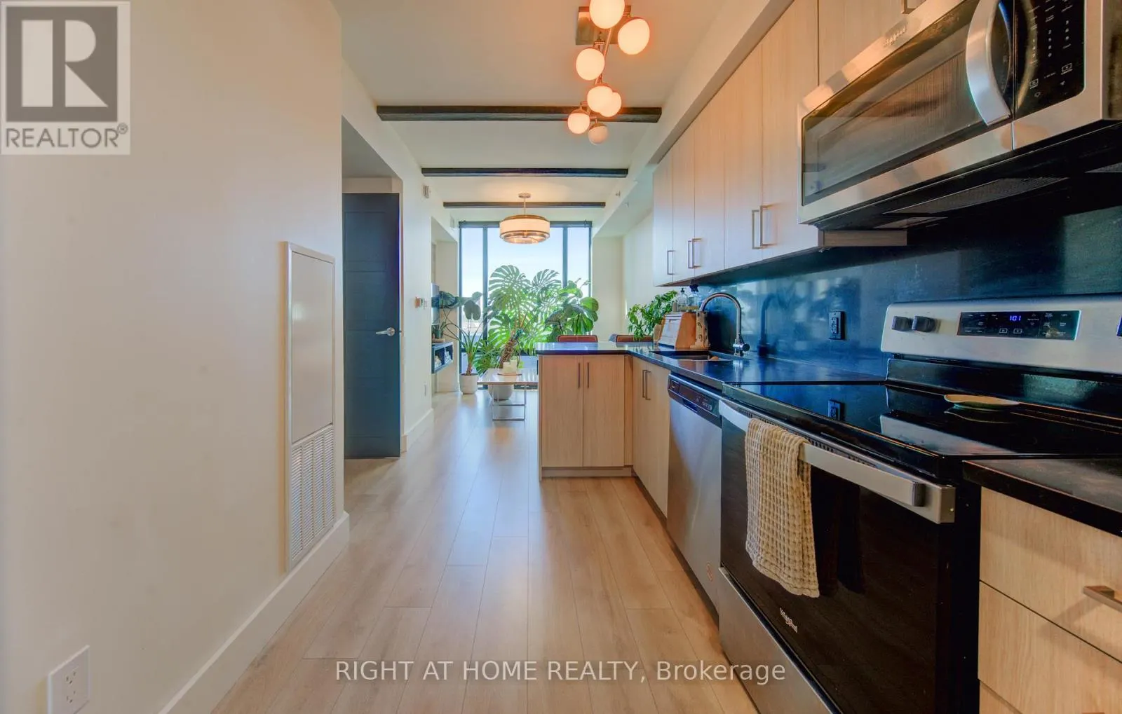 1030 - 145 COLUMBIA STREET W