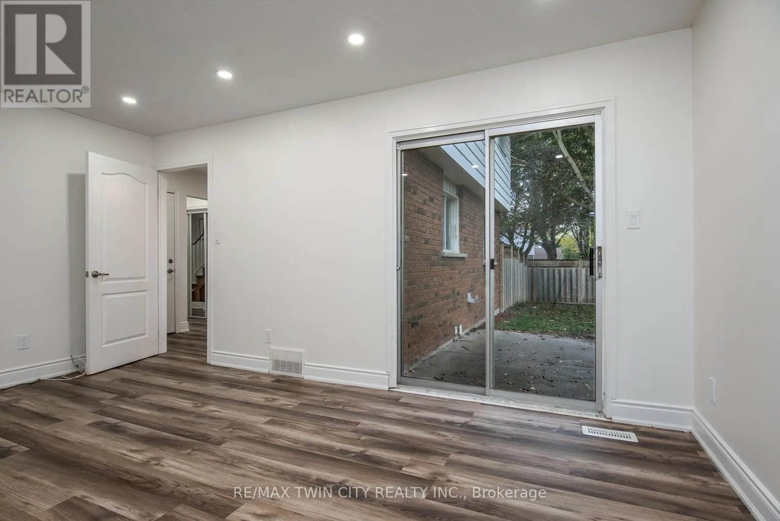 389 DUNVEGAN DRIVE