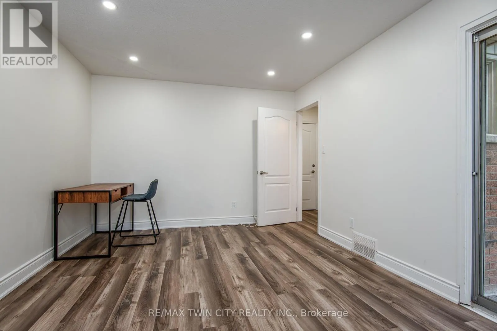 389 DUNVEGAN DRIVE