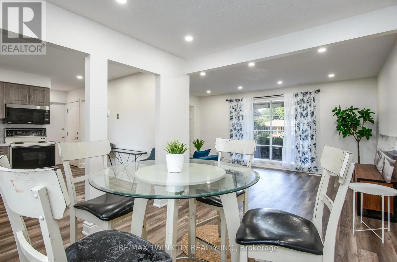 389 DUNVEGAN DRIVE