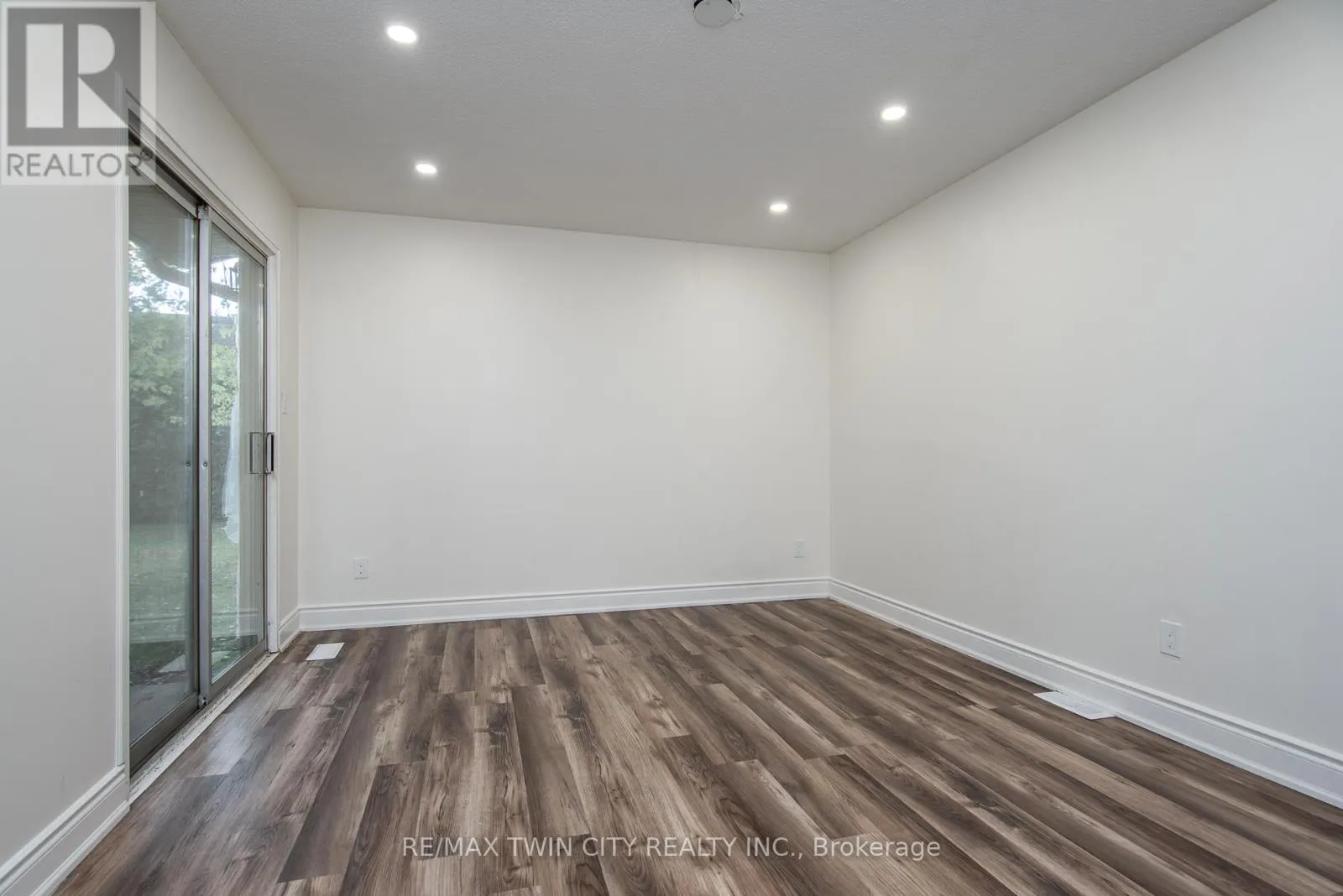389 DUNVEGAN DRIVE