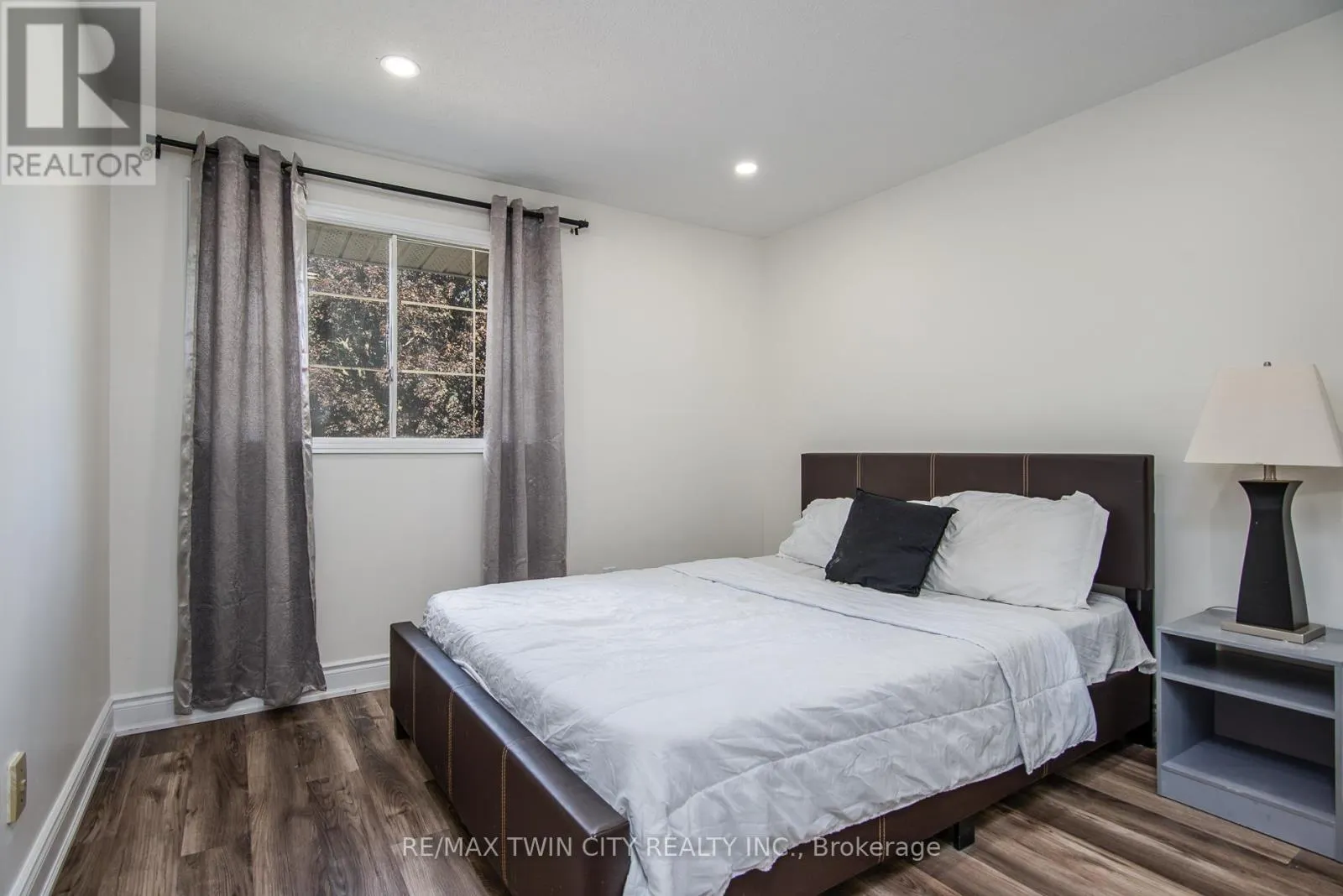389 DUNVEGAN DRIVE