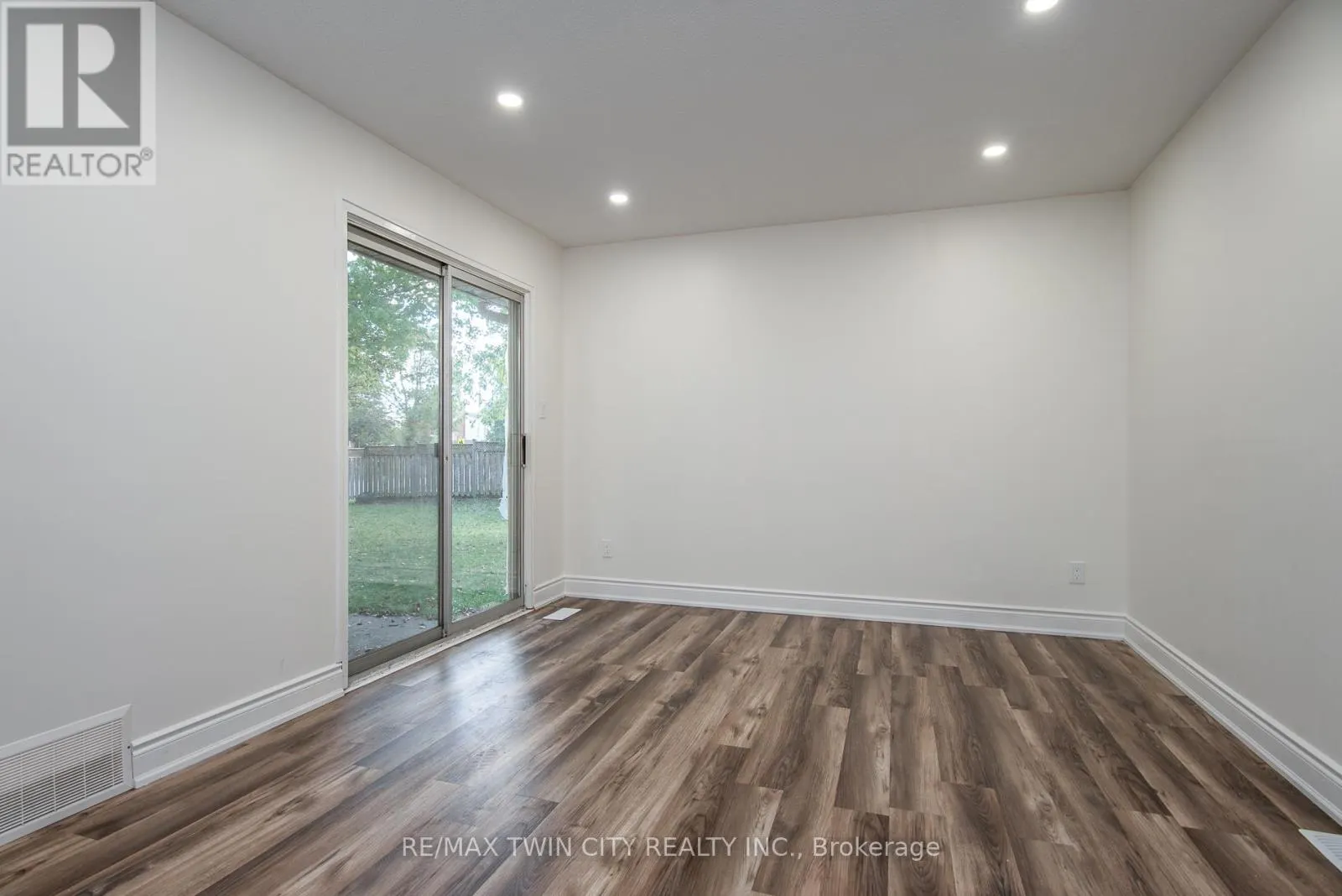 389 DUNVEGAN DRIVE