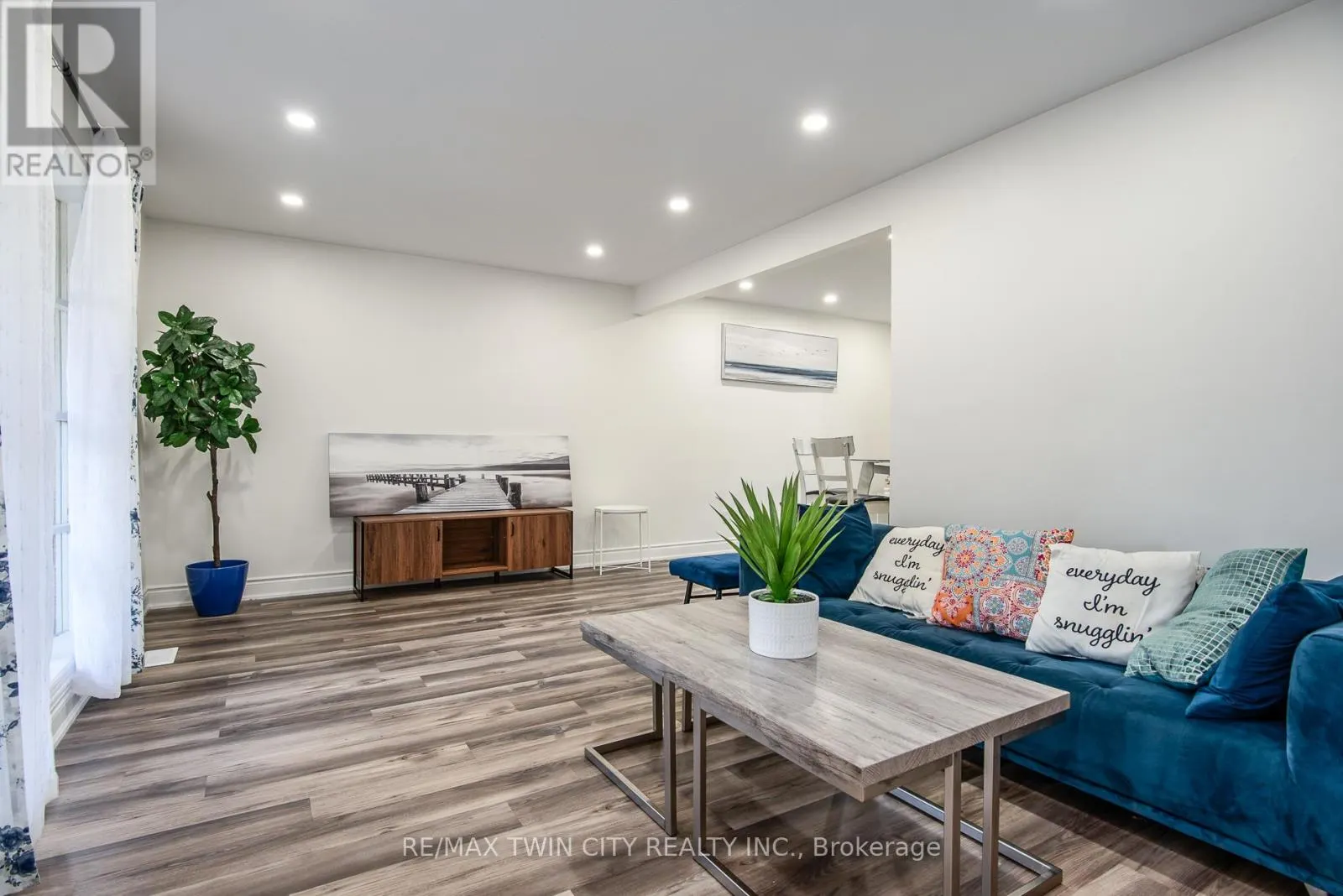 389 DUNVEGAN DRIVE