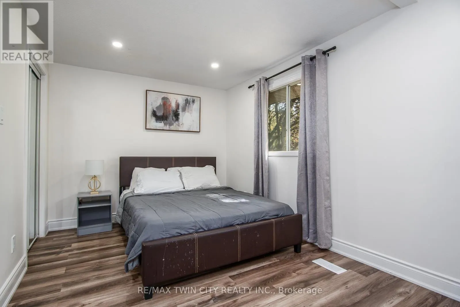 389 DUNVEGAN DRIVE