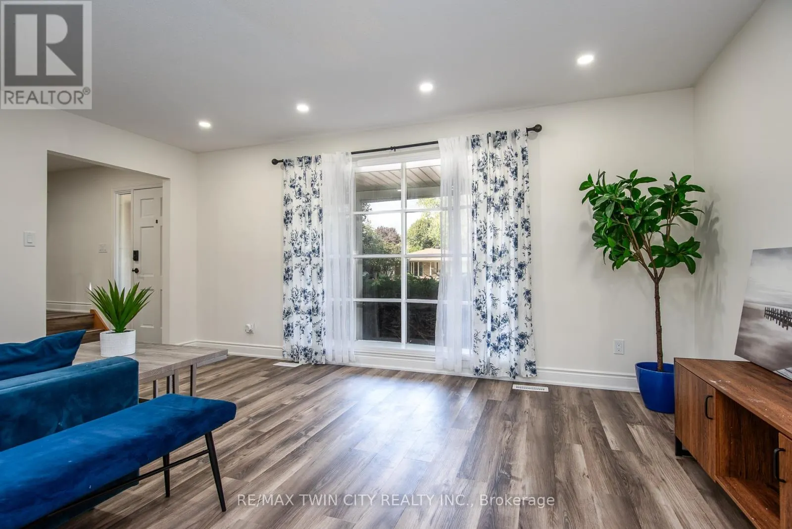 389 DUNVEGAN DRIVE