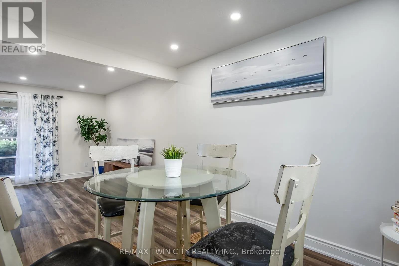 389 DUNVEGAN DRIVE