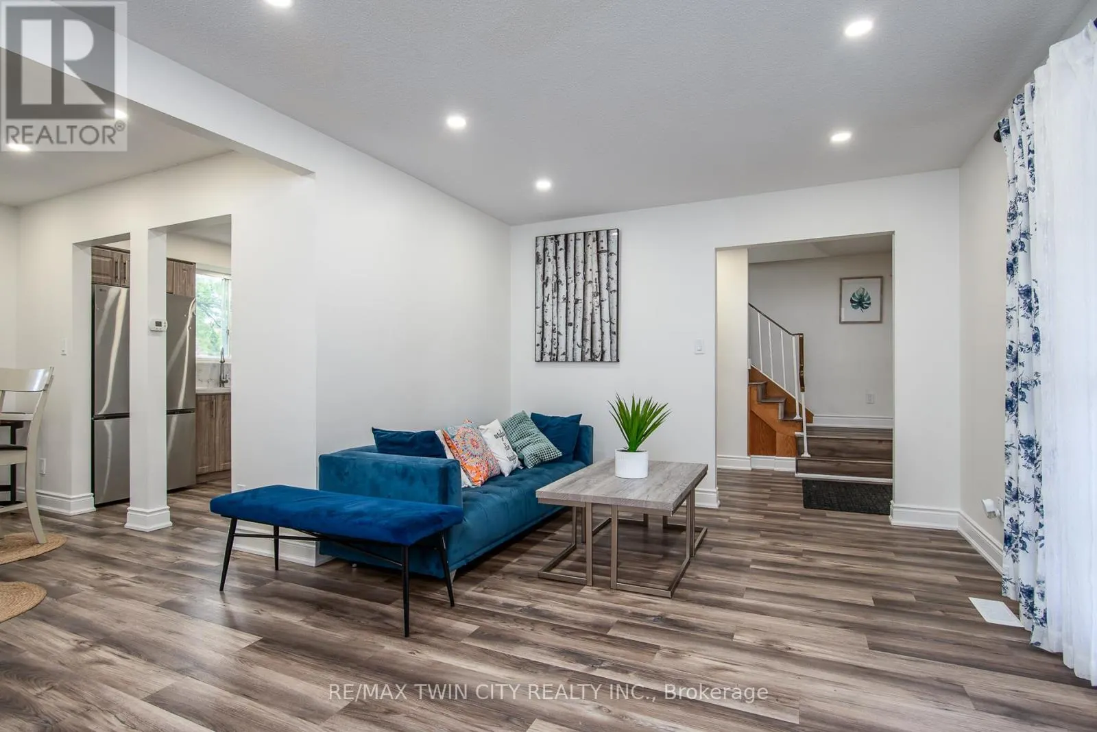 389 DUNVEGAN DRIVE
