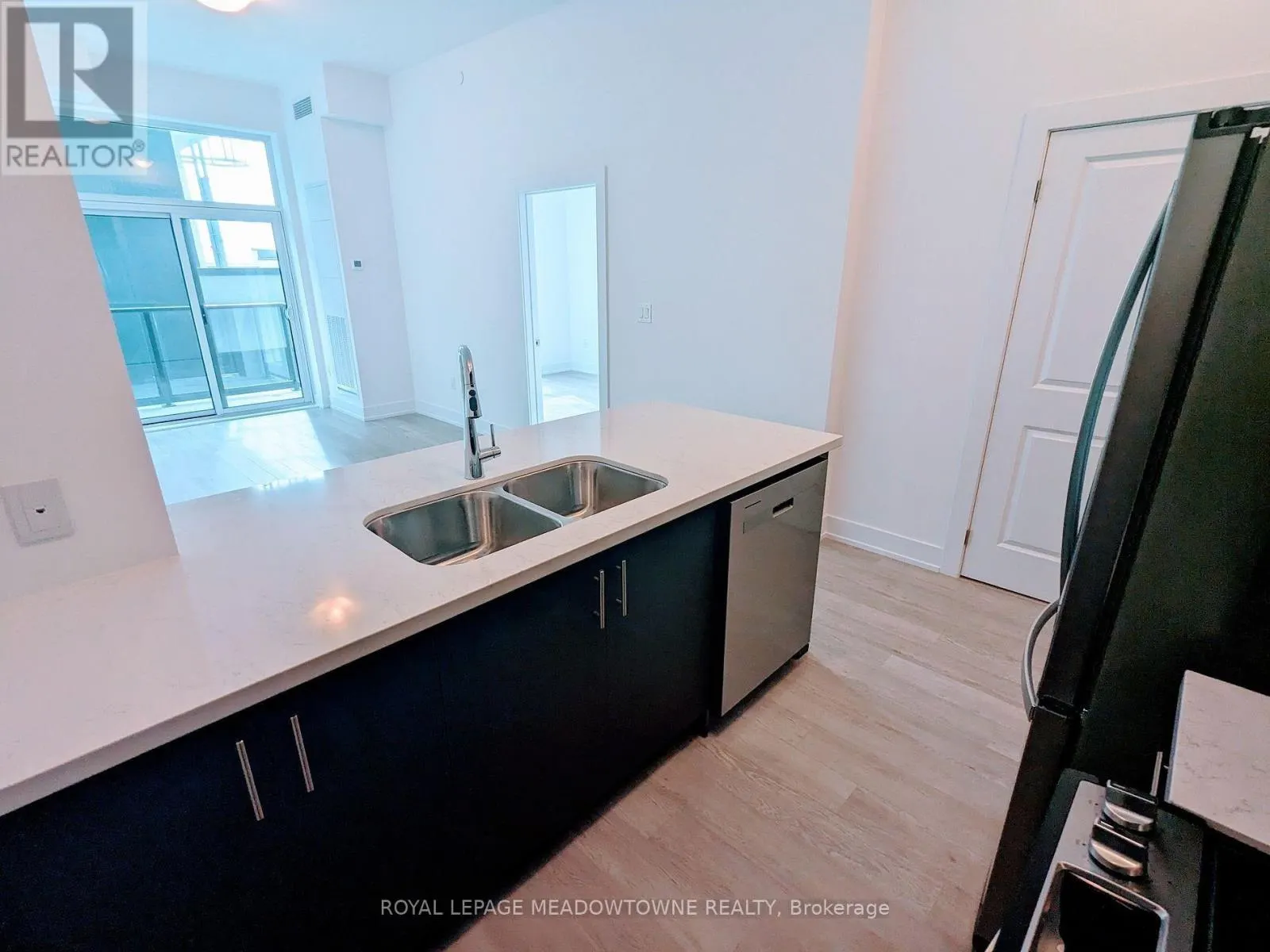 501 - 460 DUNDAS STREET E