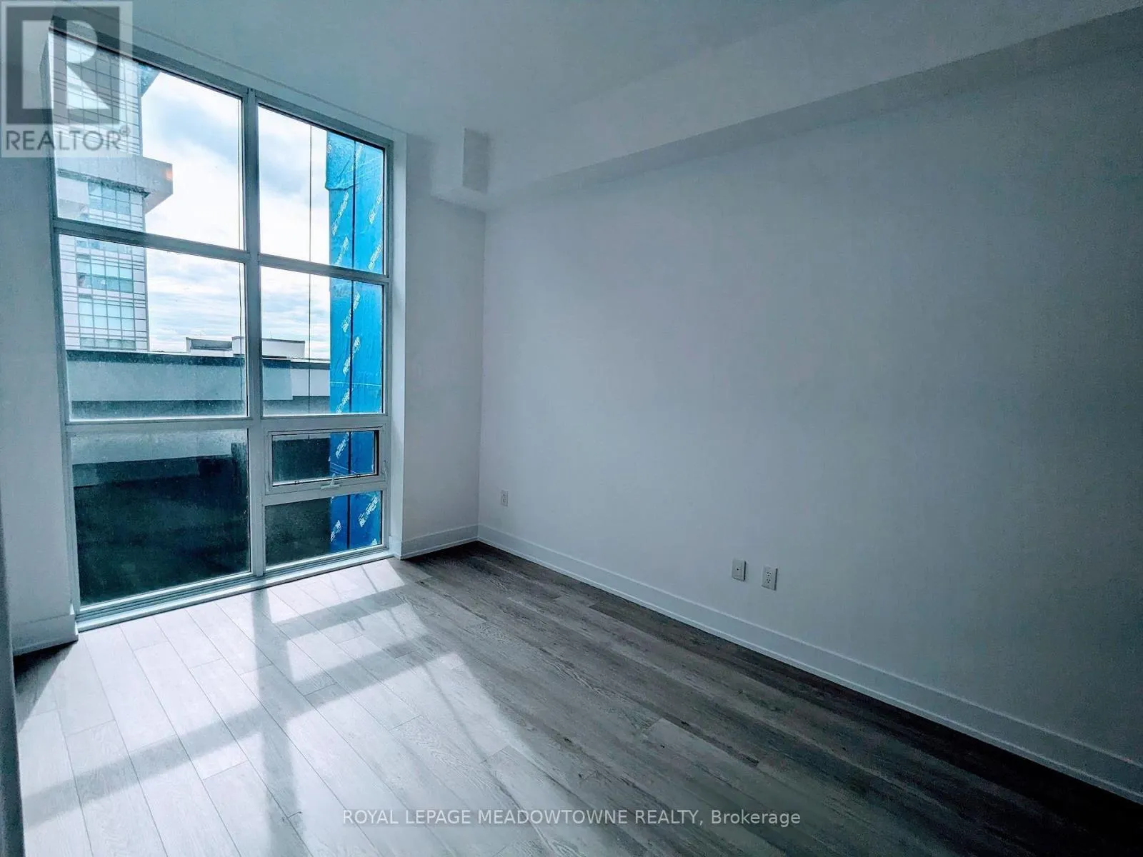 501 - 460 DUNDAS STREET E