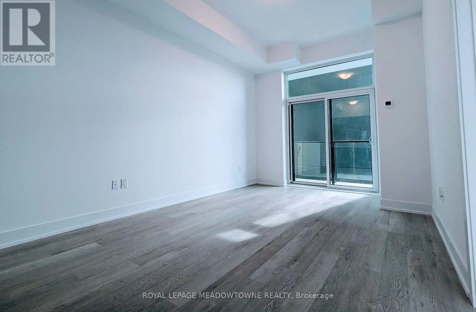 501 - 460 DUNDAS STREET E